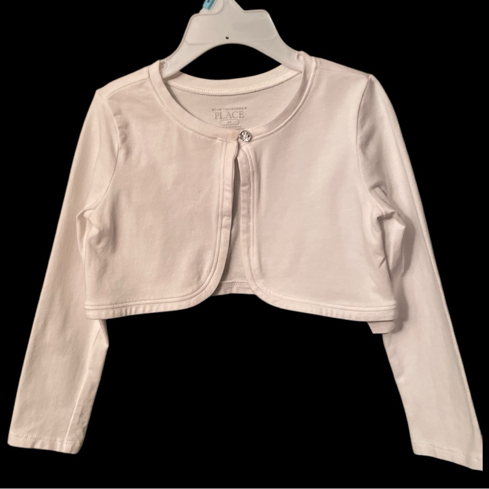 The Children's Place White shrug, size 4T. One button and loop closure. Crewneck